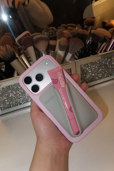 Detalle del Snap-On Lip Case Rhode rosado adherido a iPhone
