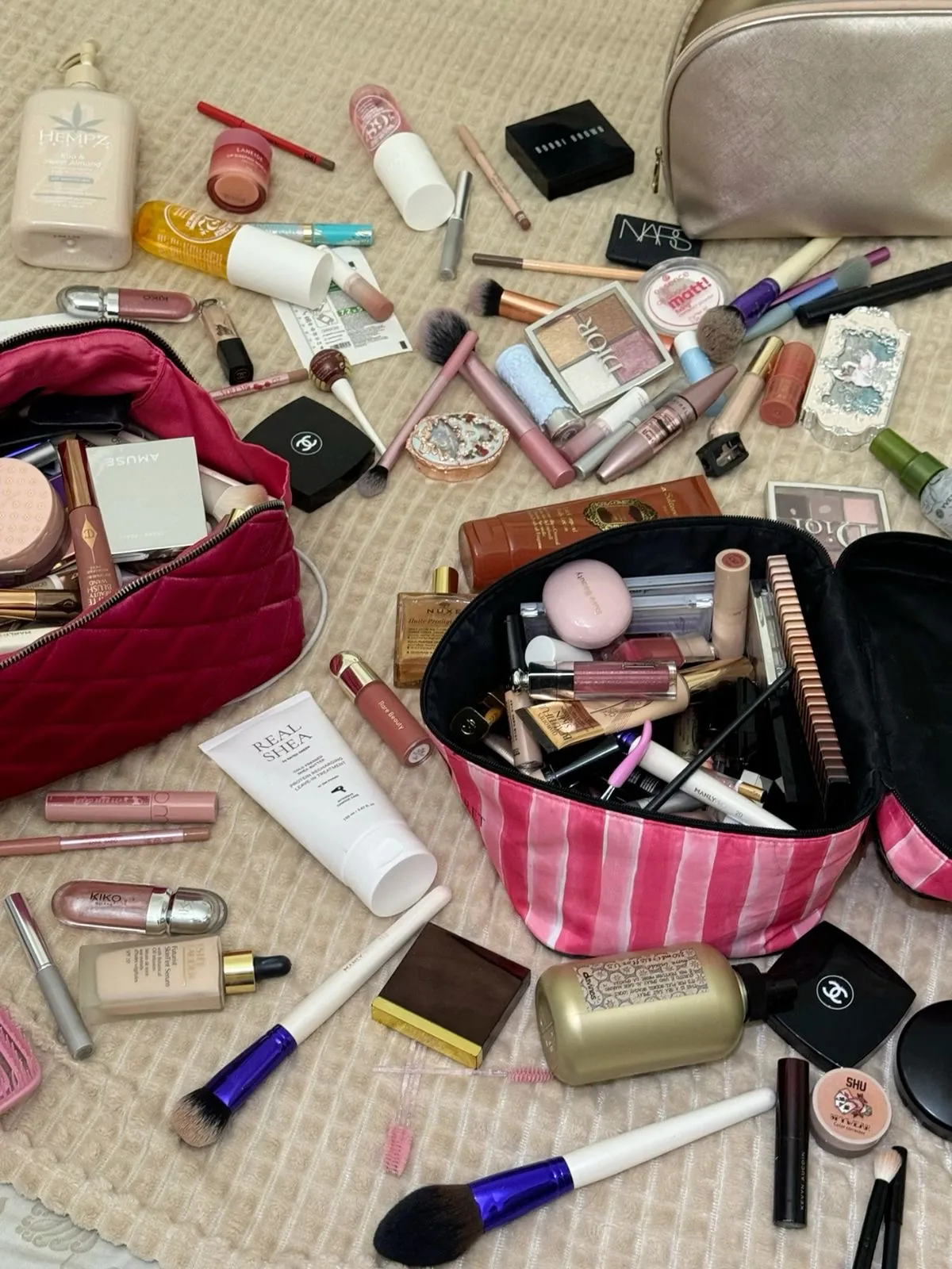 Maquillaje y skincare desordenado fuera de la cosmetiquera