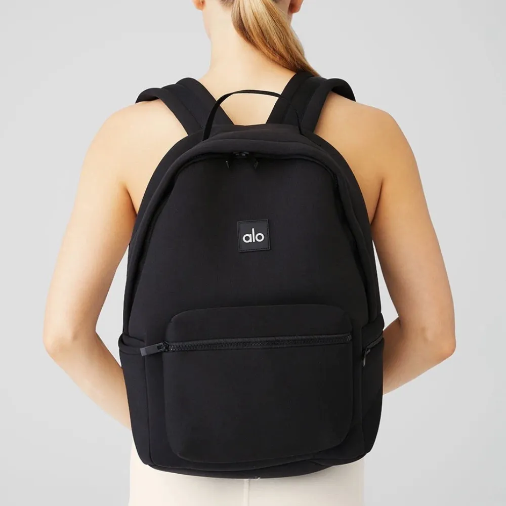 Mochila ALO Neoprene Backpack — modelo usándola