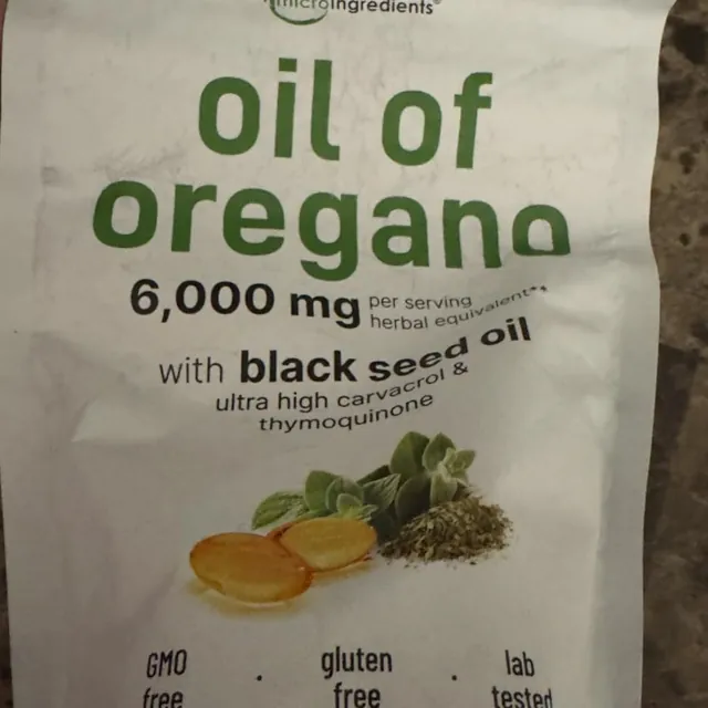 Cliente sosteniendo el frasco de aceite de orégano original