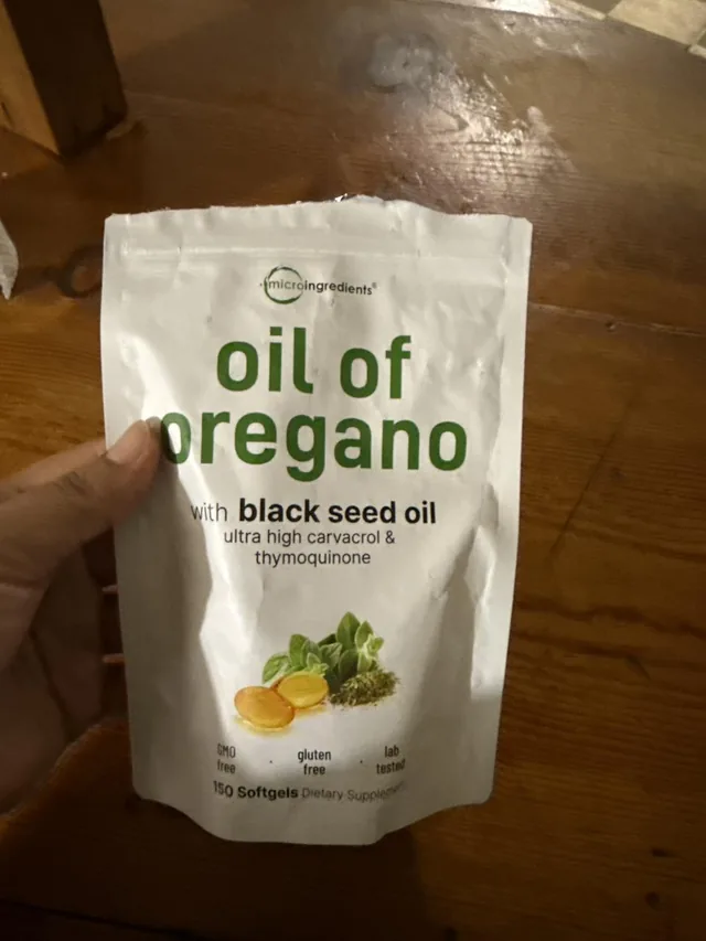 Empaque de aceite de orégano en cápsulas de gel recibido en casa