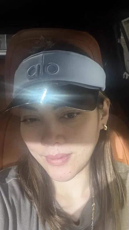 Nicole C. usando la visera ALO
