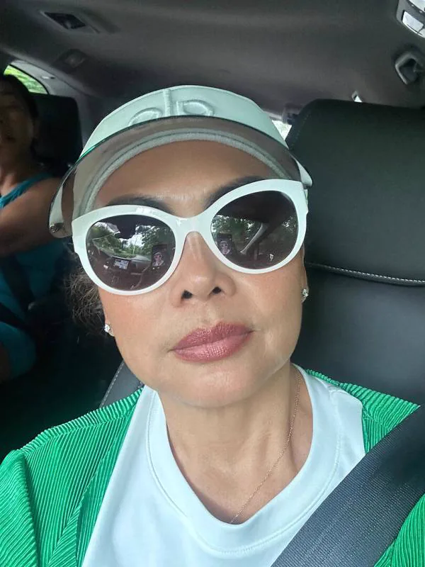 Rosa M. usando la visera ALO
