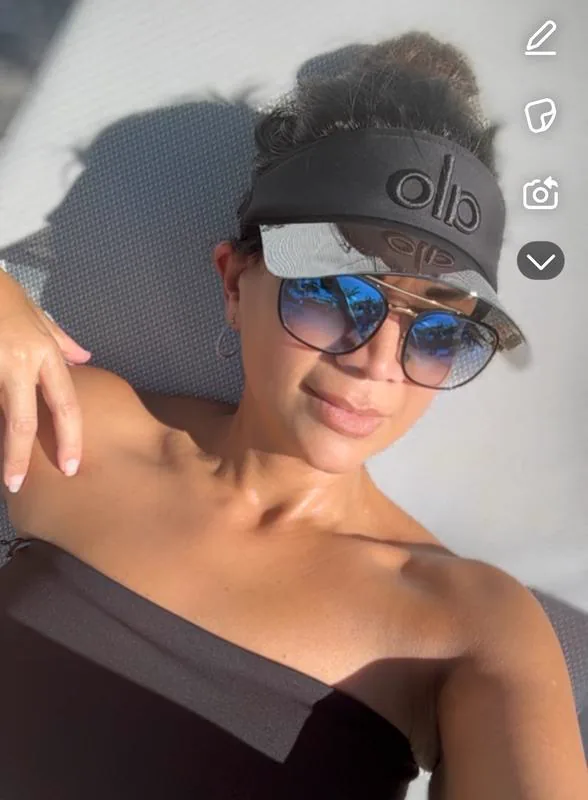 Camila R. usando la visera ALO