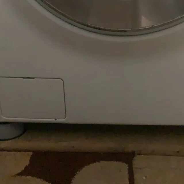 Lavadora de carga frontal levantada sobre soportes antivibración