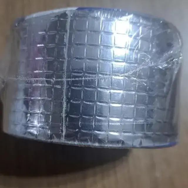 Rollo de cinta impermeable de butilo sobre una mesa